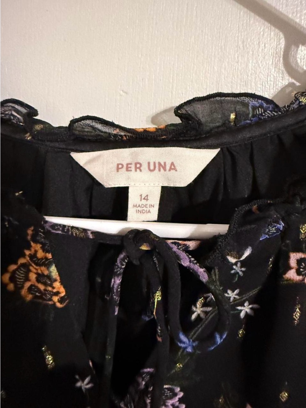 per una Black Floral Tie-Front Blouse - Picture 6 of 6